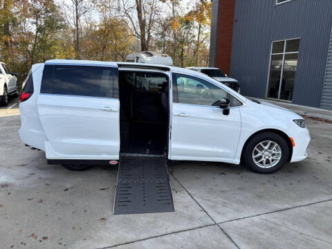 2025 Chrysler Pacifica Select