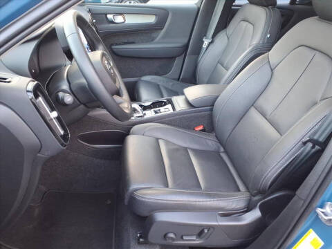 2025 Volvo XC40 B5 Plus Bright Theme