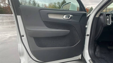 2025 Volvo XC40 B5 Plus Bright Theme