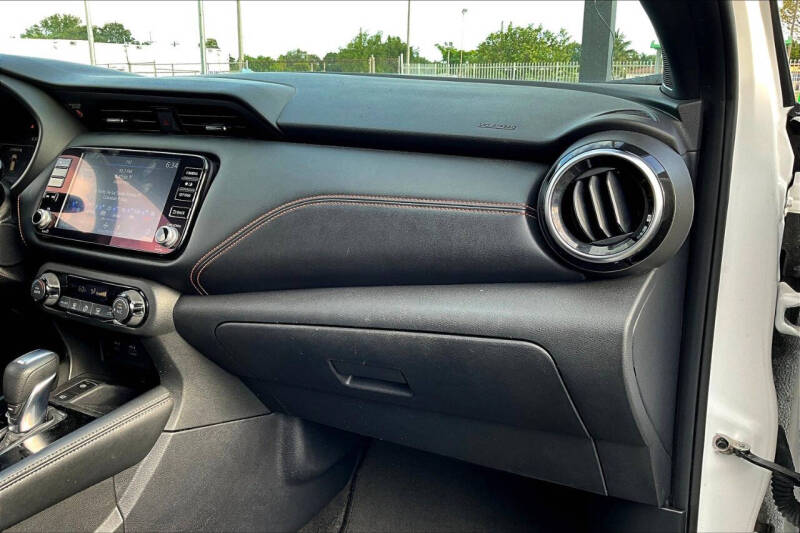 2022 Nissan Kicks SR