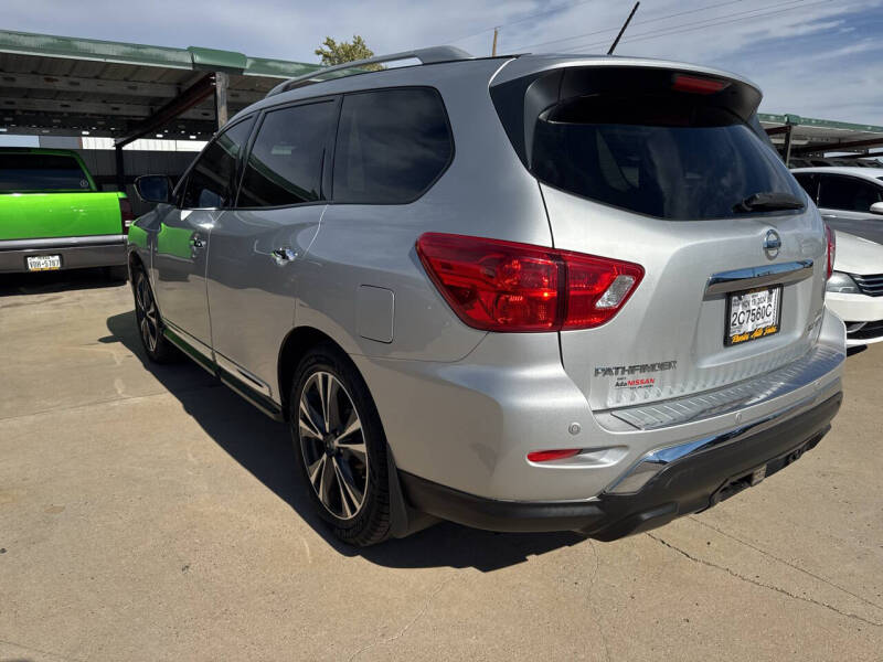 2017 Nissan Pathfinder Platinum photo 4