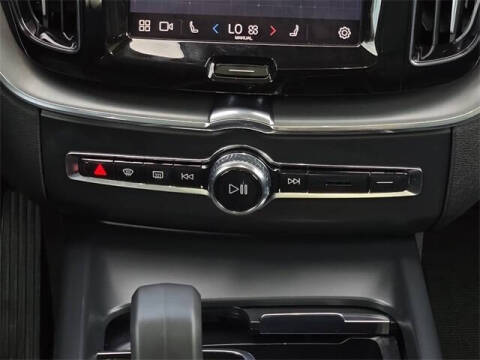 2024 Volvo XC60 B5 Core Dark Theme