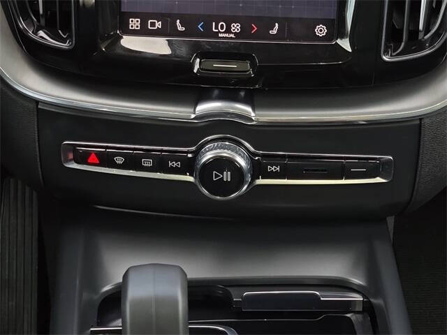 2024 Volvo XC60 B5 Core Dark Theme