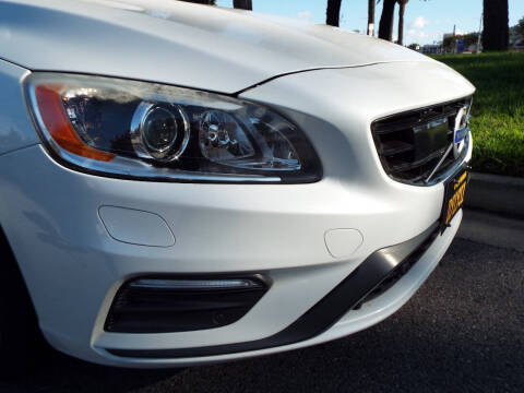 2016 Volvo V60 T6 R-Design Platinum