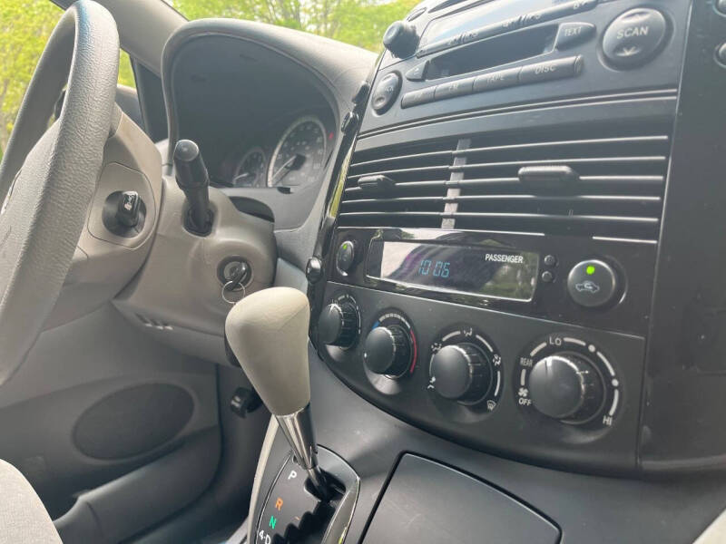 2005 Toyota Sienna CE 8 Passenger