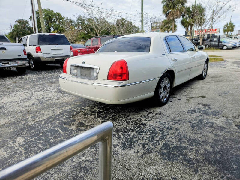 2005 Lincoln Town Car Signature Limited