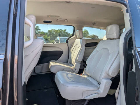 2017 Chrysler Pacifica Touring-L Plus