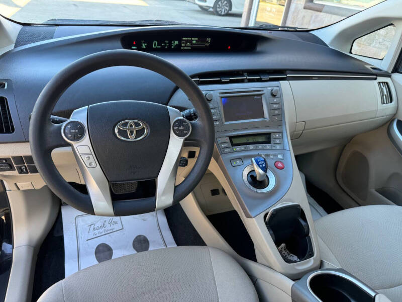 2014 Toyota Prius Two photo 17