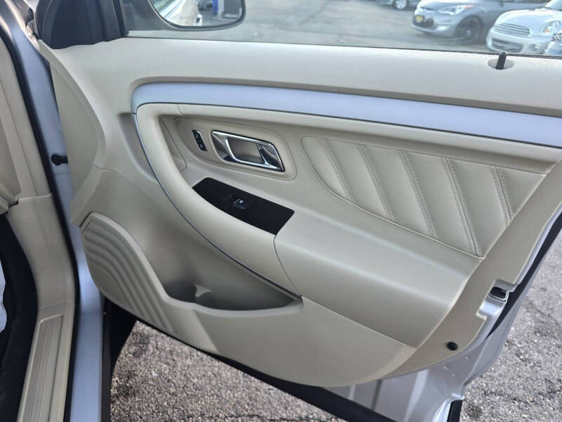 2016 Ford Taurus SE
