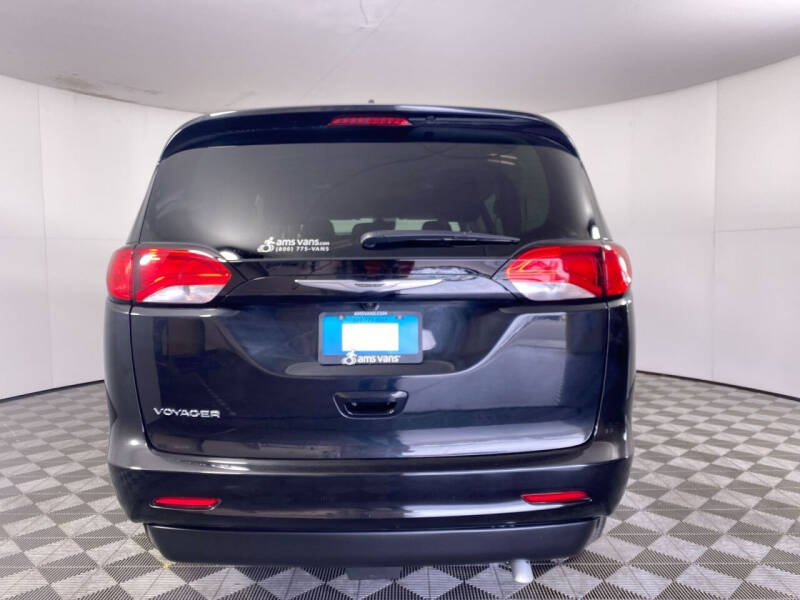 2023 Chrysler Voyager LX