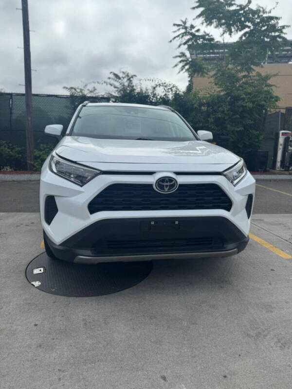 2021 Toyota RAV4 XLE's photo
