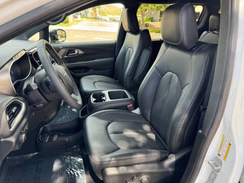 2025 Chrysler Voyager LX