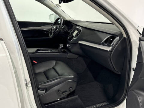 2022 Volvo XC90 T5 Momentum