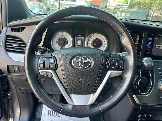 2017 Toyota Sienna SE Premium 8-Passenger