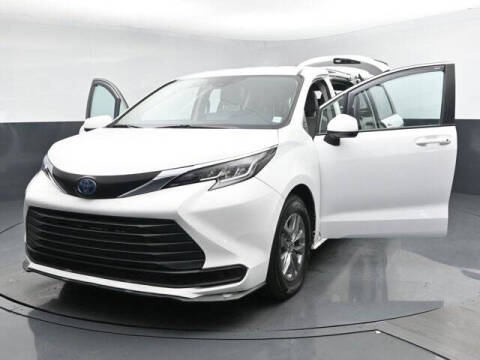 2022 Toyota Sienna LE 8-Passenger