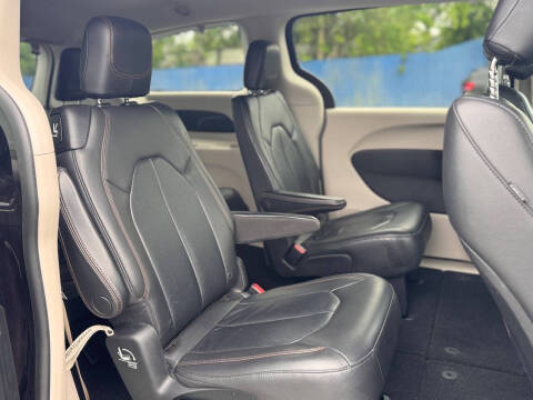 2017 Chrysler Pacifica Touring-L