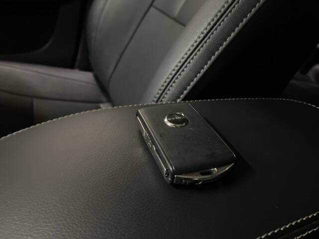 2025 Volvo XC40 B5 Plus Dark Theme