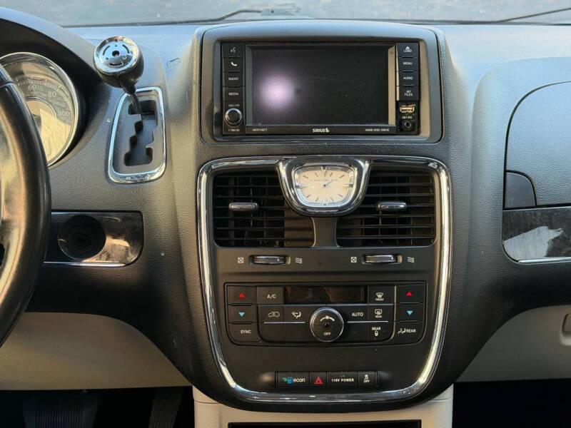 2014 Chrysler Town and Country Touring