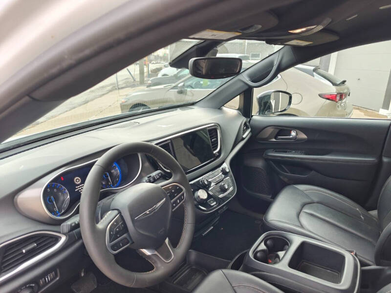 2025 Chrysler Pacifica Select