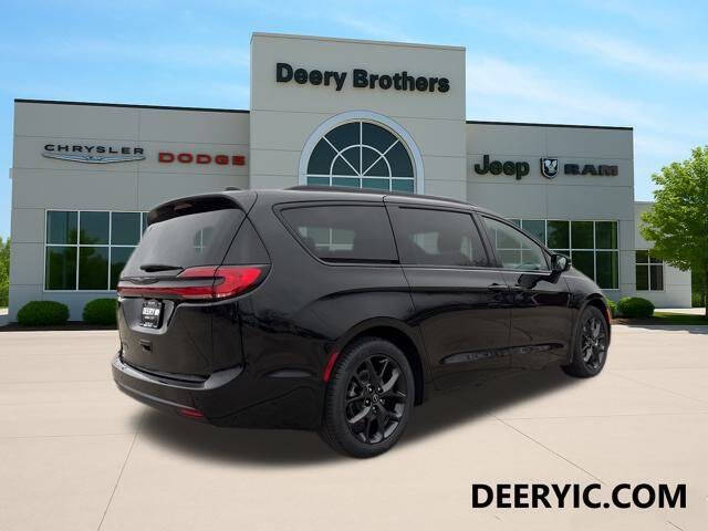 2026 Chrysler Pacifica Select