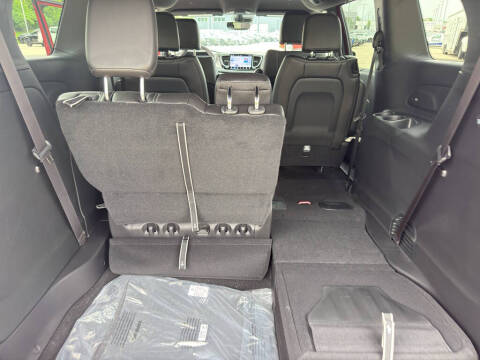 2027 Chrysler Pacifica Select