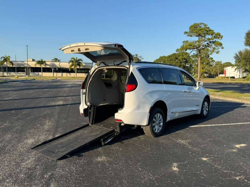 2017 Chrysler Pacifica Touring-L