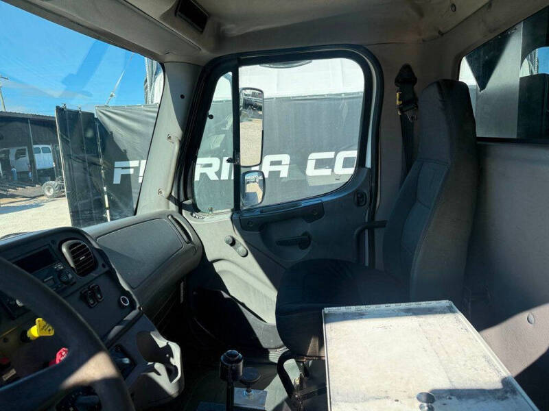 2006 Freightliner M2 106