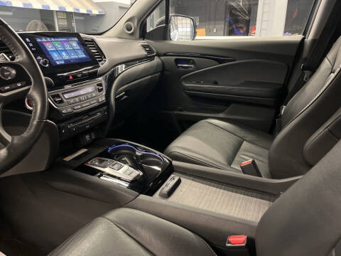 2022 Honda Pilot Touring w/Rear Captain's Chairs