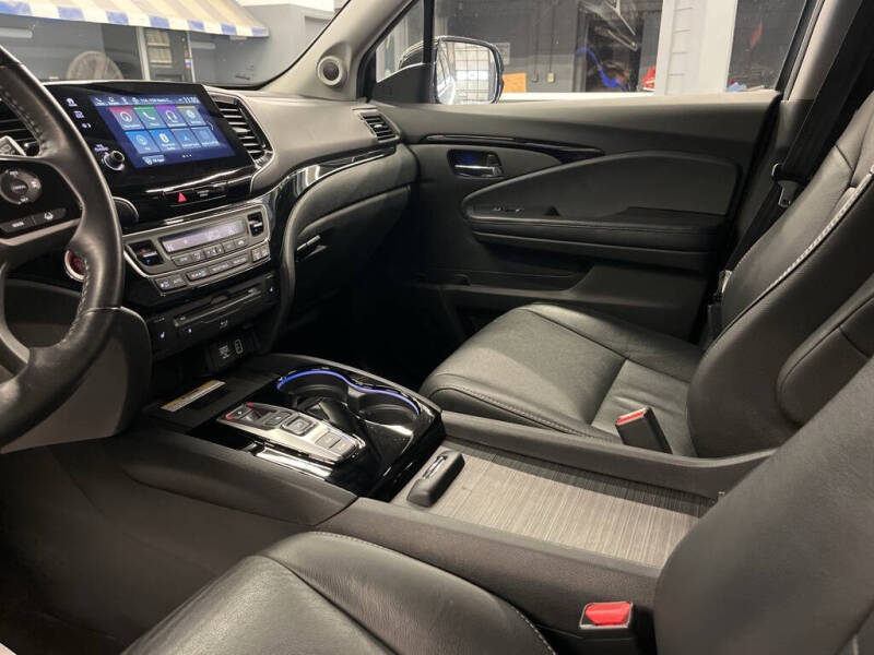 2022 Honda Pilot Touring w/Rear Captain's Chairs