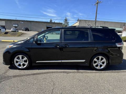2012 Toyota Sienna SE 8-Passenger