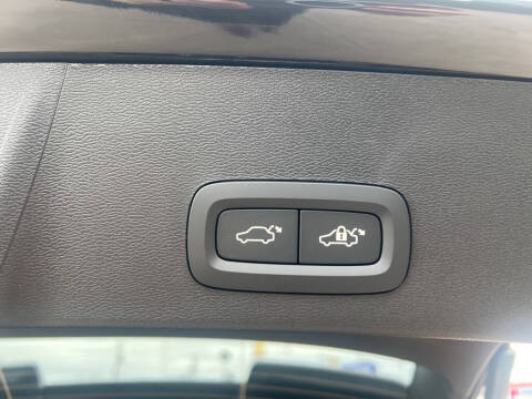 2025 Volvo XC40 B5 Ultra Dark Theme