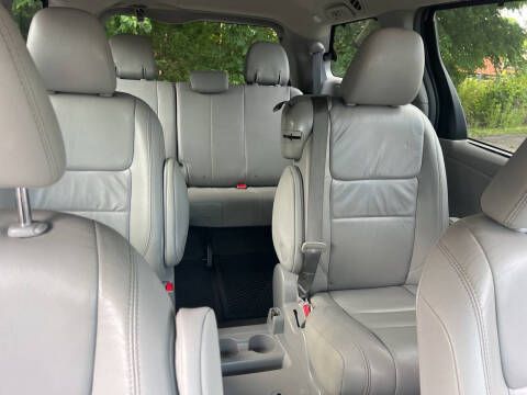 2017 Toyota Sienna XLE 7-Passenger Auto Access Seat