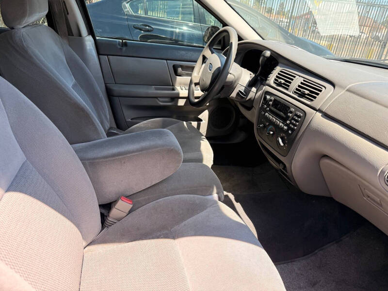 2005 Ford Taurus SE