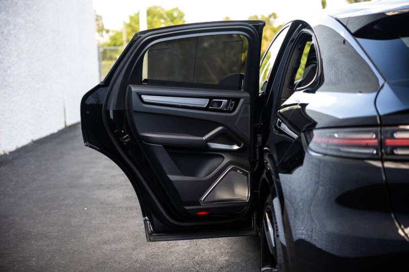 2022 Porsche Cayenne Turbo S E-Hybrid Coupe