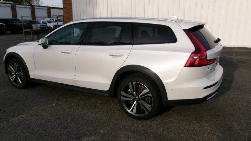 2025 Volvo V60 Cross Country B5 Plus
