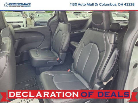 2027 Chrysler Pacifica Select