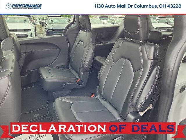 2027 Chrysler Pacifica Select