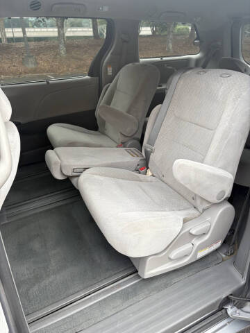 2017 Toyota Sienna LE 7-Passenger Auto Access Seat