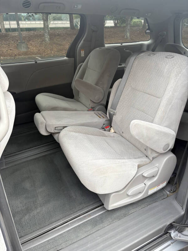 2017 Toyota Sienna LE 7-Passenger Auto Access Seat