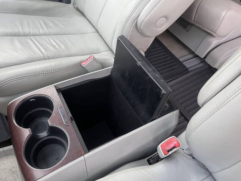 2011 Toyota Sienna XLE 7-Passenger Auto Access Seat