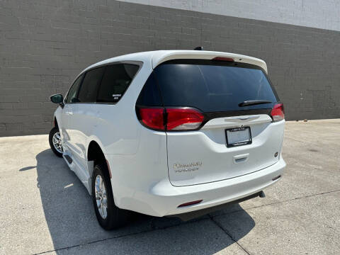 2022 Chrysler Voyager LX