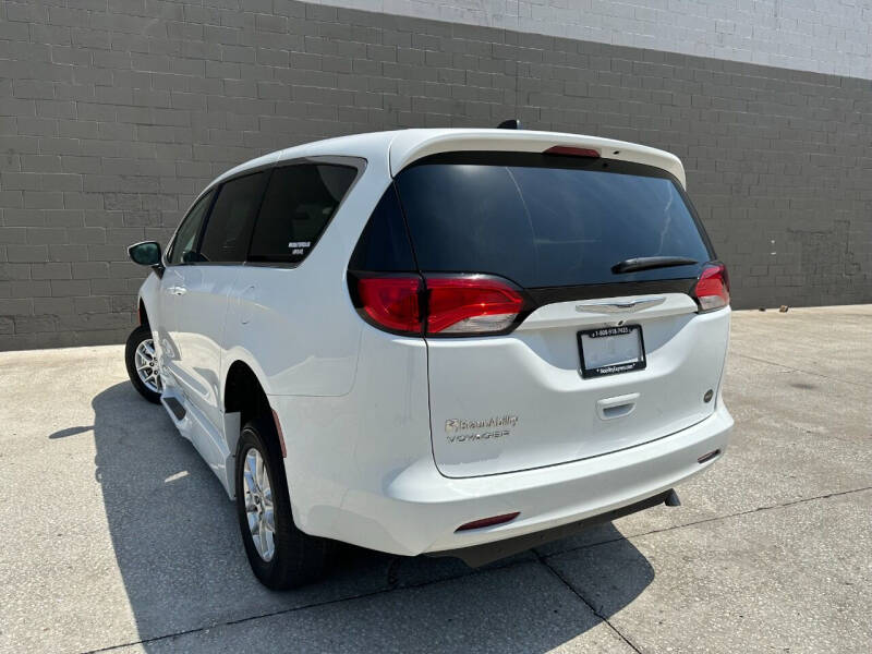 2022 Chrysler Voyager LX