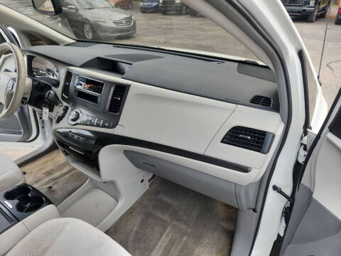 2013 Toyota Sienna LE 7-Passenger Auto Access Seat