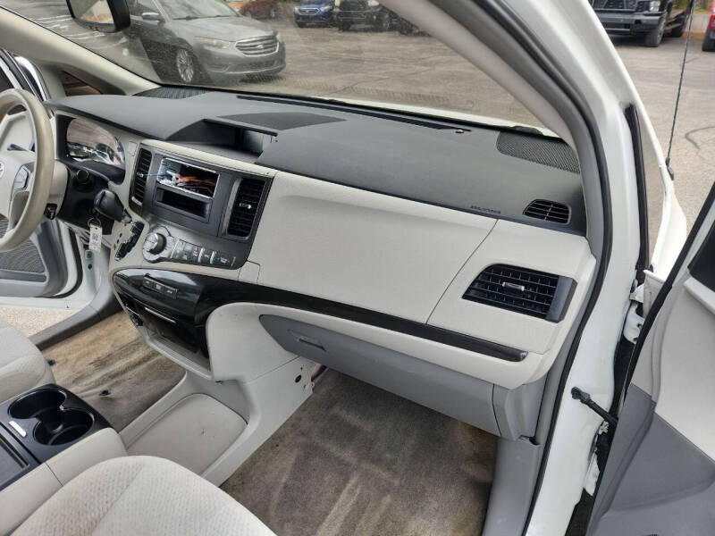 2013 Toyota Sienna LE 7-Passenger Auto Access Seat