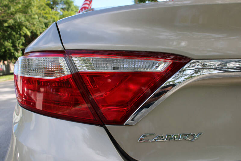 2016 Toyota Camry LE photo 9