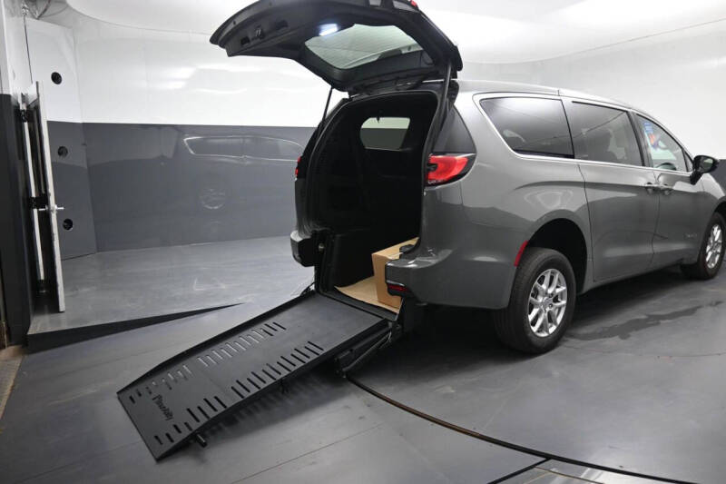 2025 Chrysler Pacifica Select