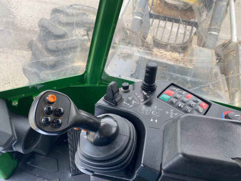 2017 John Deere 748L