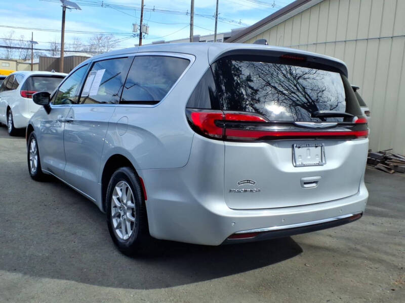 2024 Chrysler Pacifica Touring L