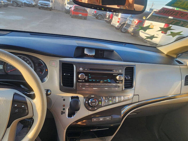 2014 Toyota Sienna LE 7-Passenger Auto Access Seat