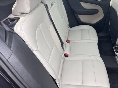 2025 Volvo XC40 B5 Plus Dark Theme